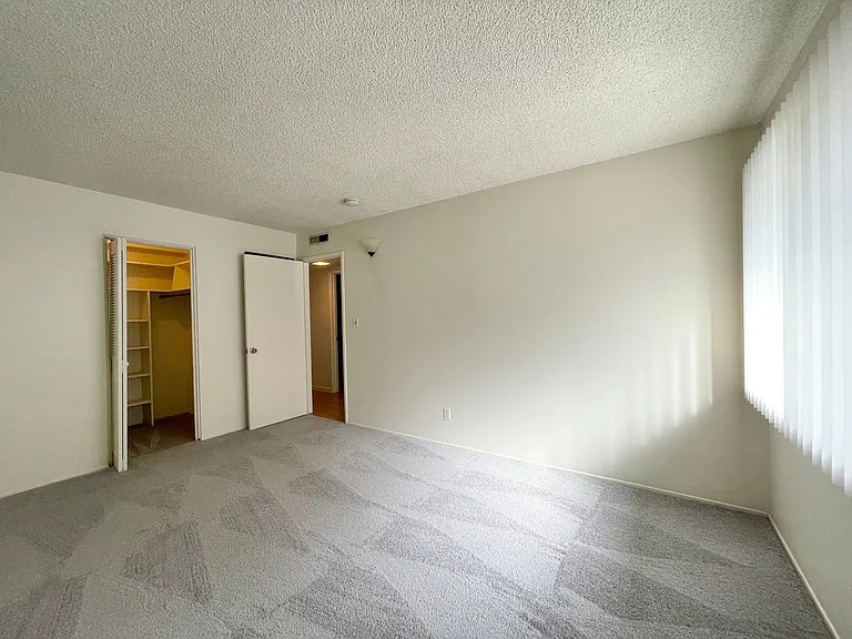 541 - 551 Morse Ave - Laurelwood — Photo 9