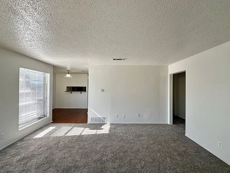 2105 Creekwood Dr — Photo 4