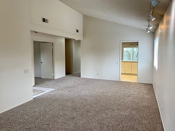 5th image of 10 Nutwood Cir