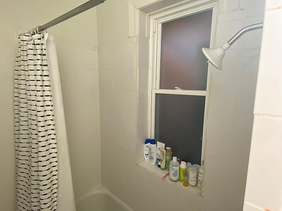 2nd image of 839-837 W Cornelia Ave #2W