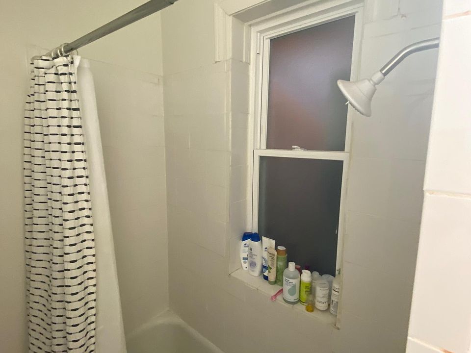 1st image of 839-837 W Cornelia Ave #2N