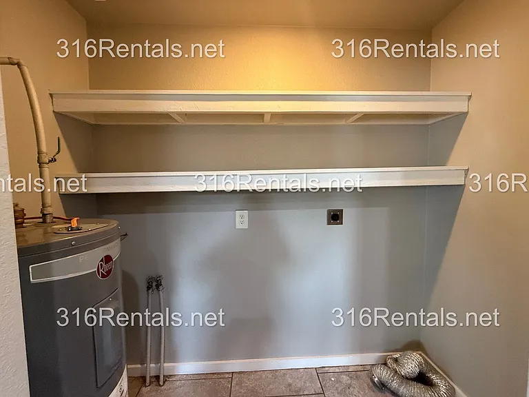 $595 - Available NOW! Beautiful 1 bedroom/ 1 bathroom Duplex — Photo 11