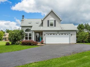 2 Pound Ridge Cir, Churchville, NY 14428