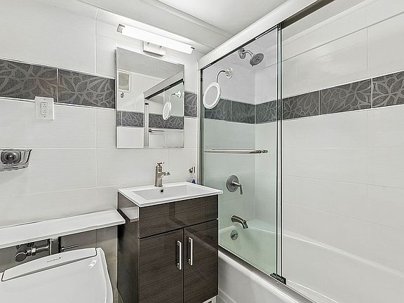 4th image of 230 E 79th St APT 18F