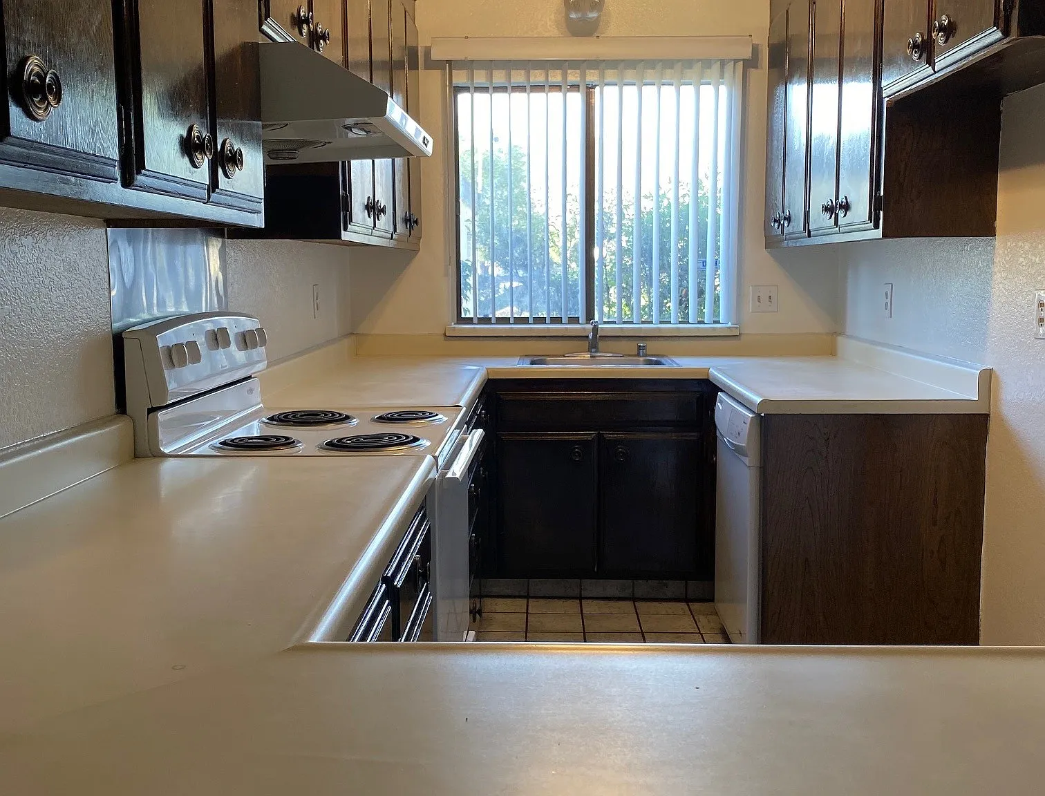2 bed, 1.5 bath, 1129 sqft, $2,700 — Photo 2