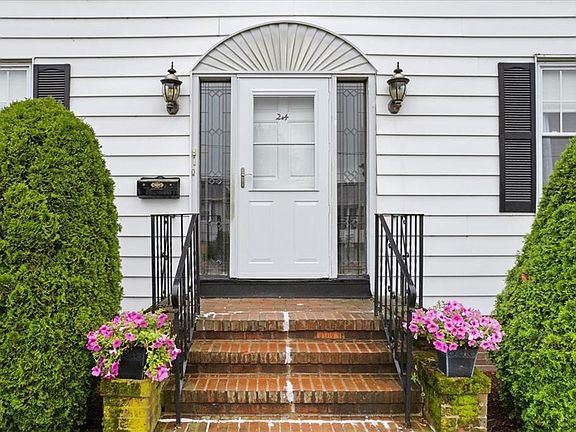 3rd image of 24 Bel Air Dr