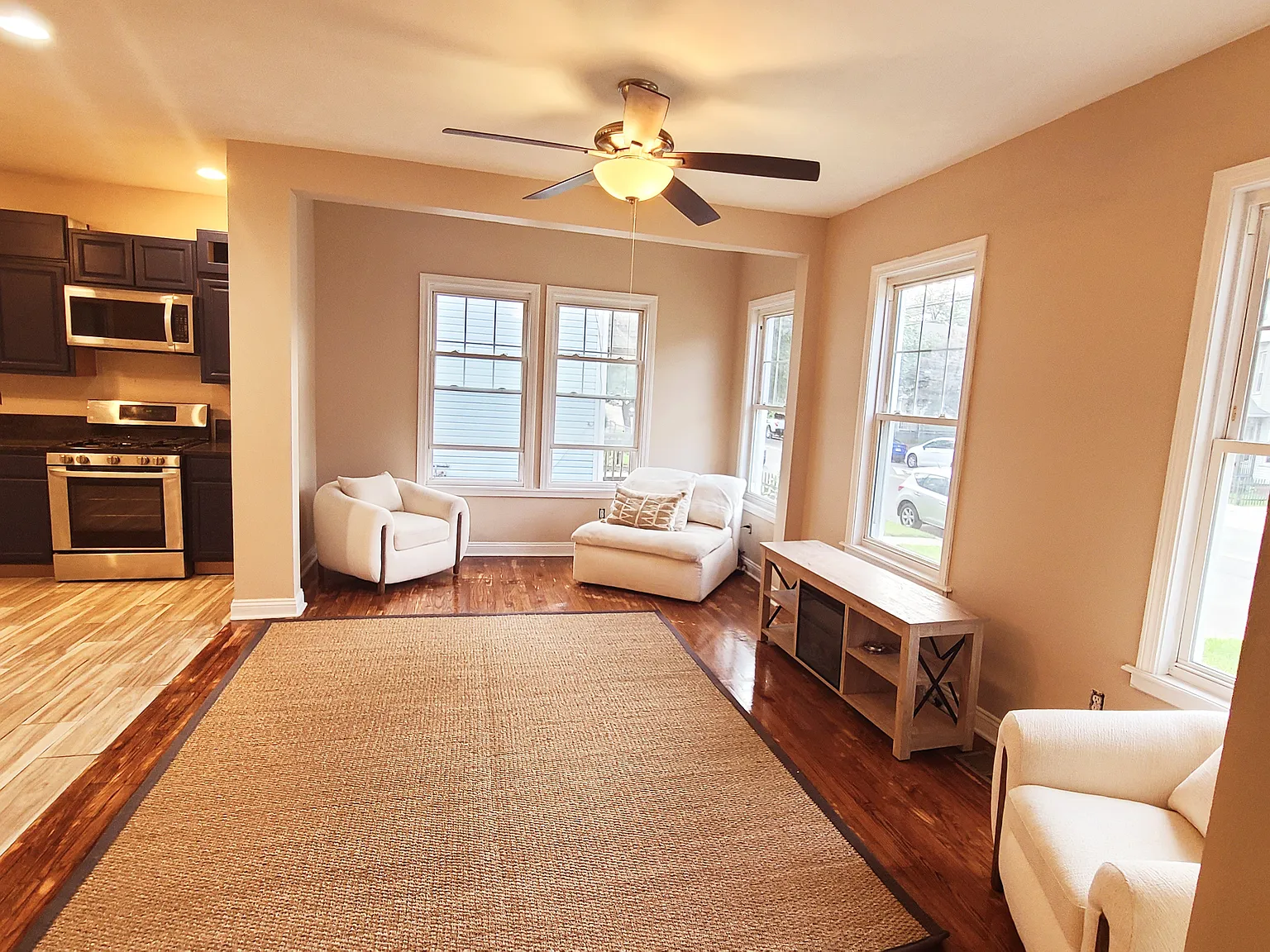 3 bed, 1250 sqft, $2,700 — Photo 2
