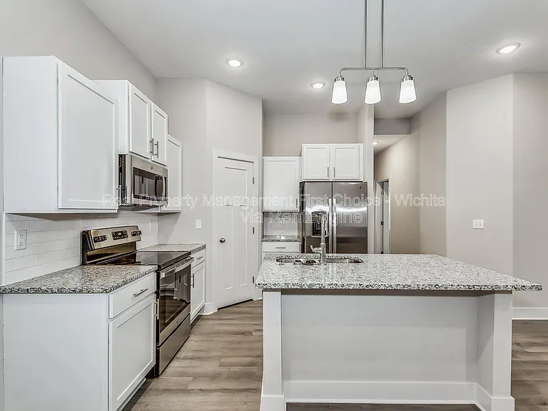 3413 W 45th St S — Photo 2