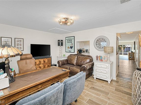 2nd image of 4116 SE 20th Pl APT 202