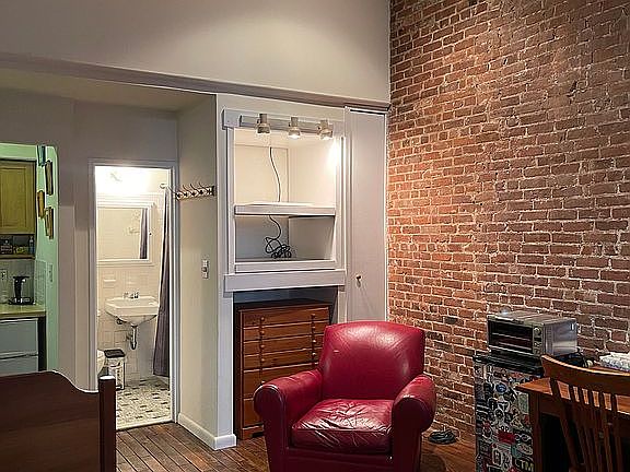 4th image of 108 W 69th St APT 3
