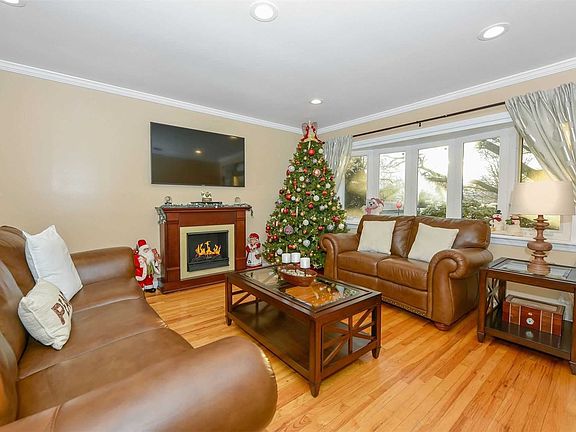 3rd image of 747 Wenwood Dr
