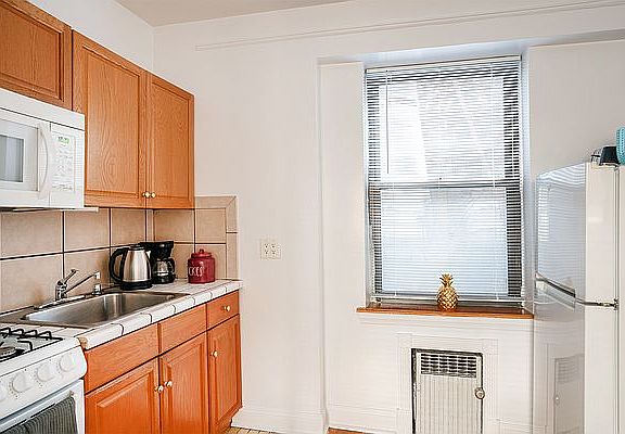 5th image of 210 W 17th St APT 4R