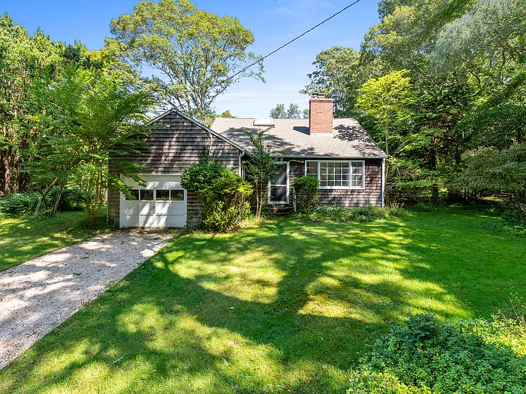 5 Peconic Bay Ave — Photo 2