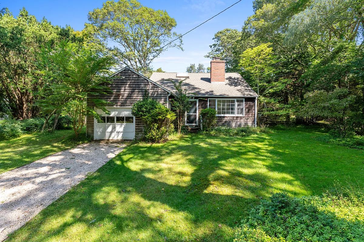 Building Photo - 5 Peconic Bay Ave