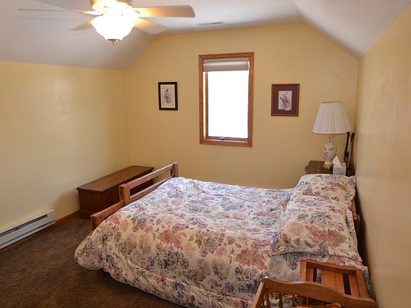 4th image of 2578 Oriole Ave N