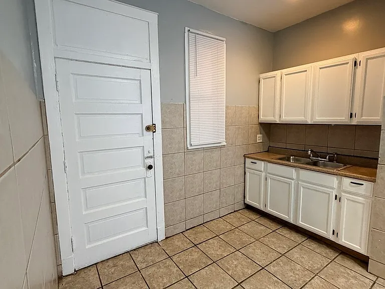 7700 S Green St #1 — Photo 4