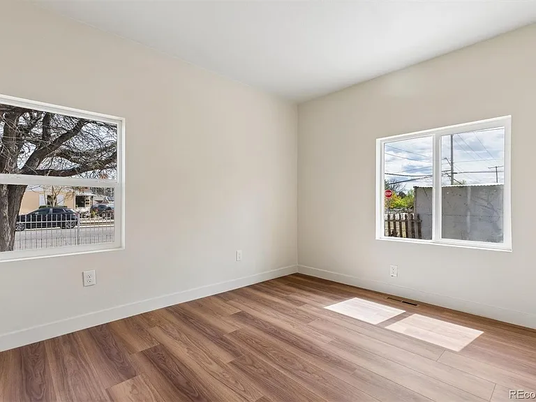 1285 S Irving St — Photo 15