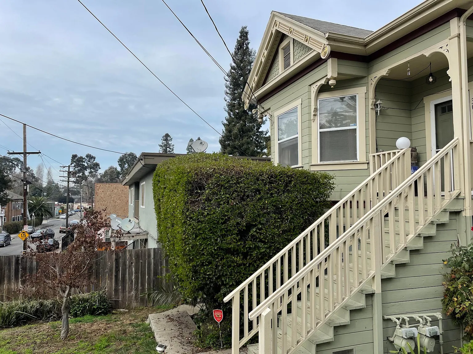 3050 Lynde St photo 1
