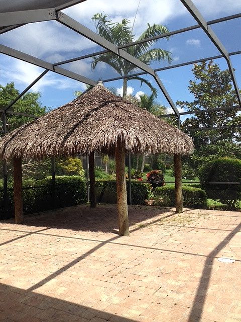 Tiki Hut in Screened Lanai