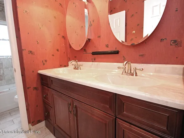 90 Levit Avenue image 10 of 36