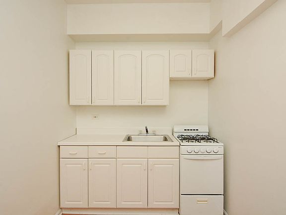 2nd image of 540 W Wellington Ave APT 2