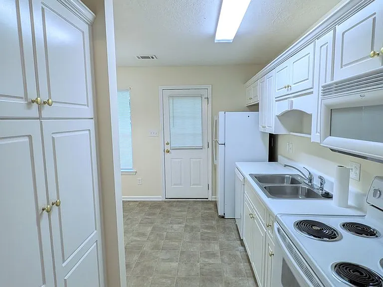 526 Edgecliff Ln — Photo 6