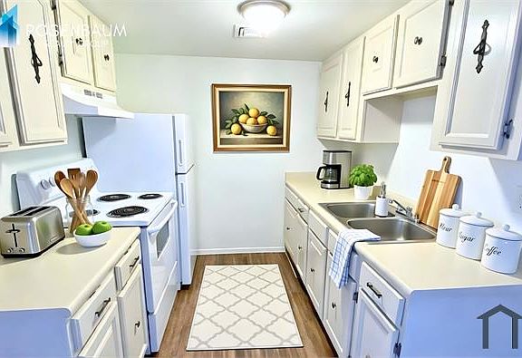 4th image of 2625 N Alvernon Way #F4