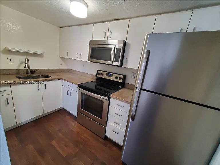 300 NW 84th Ter #300 — Photo 2