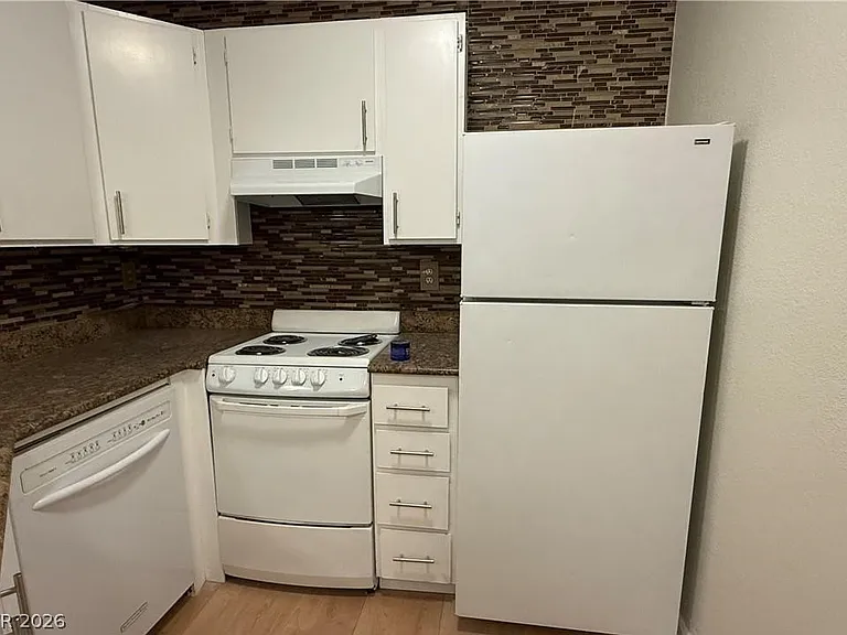 460 Elm Dr #204 — Photo 6