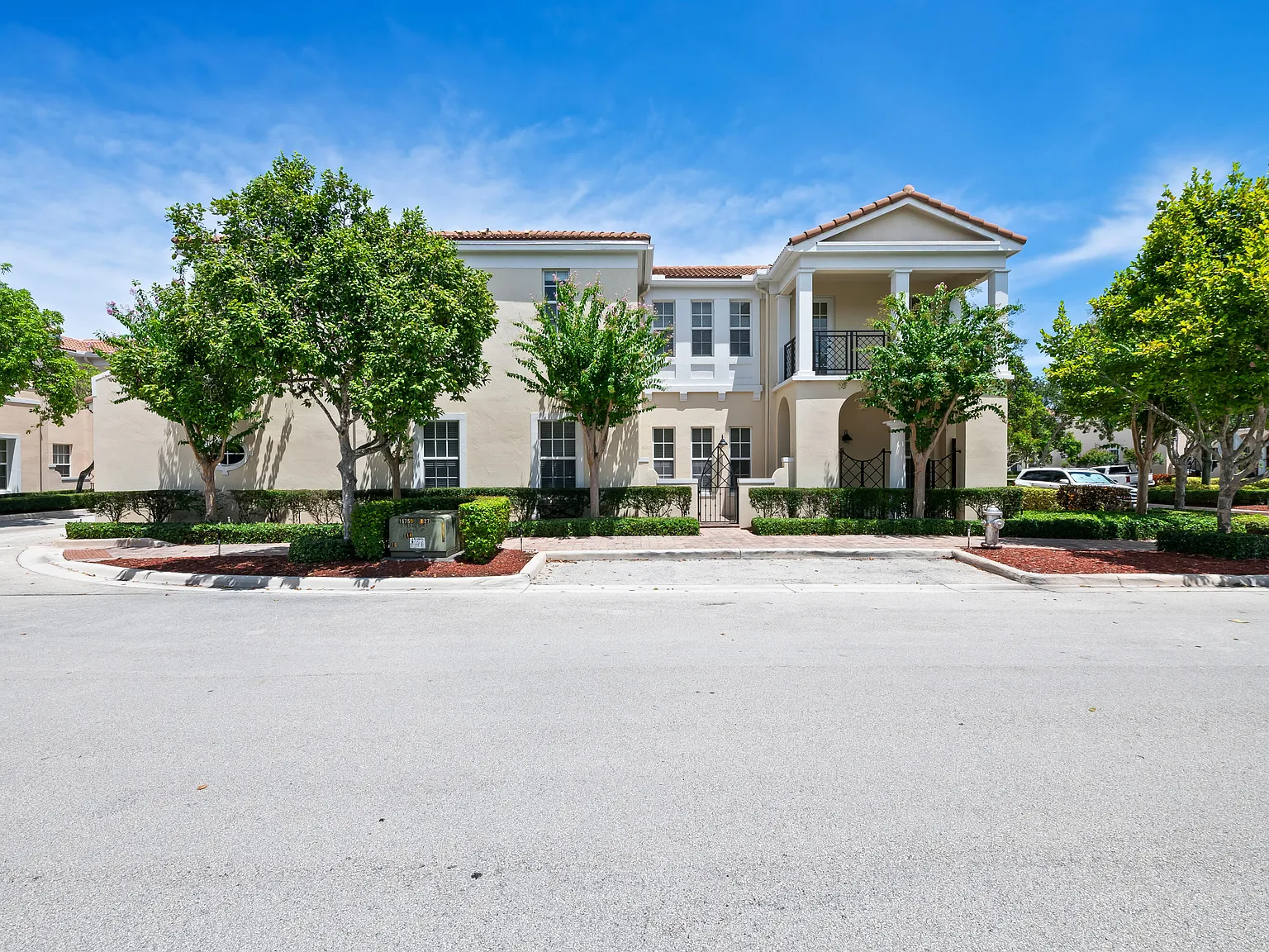 3 bed, 2.5 bath, 2049 sqft, $4,500 — Photo 1