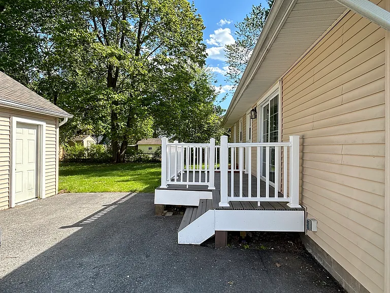 630 Wallace St — Photo 2