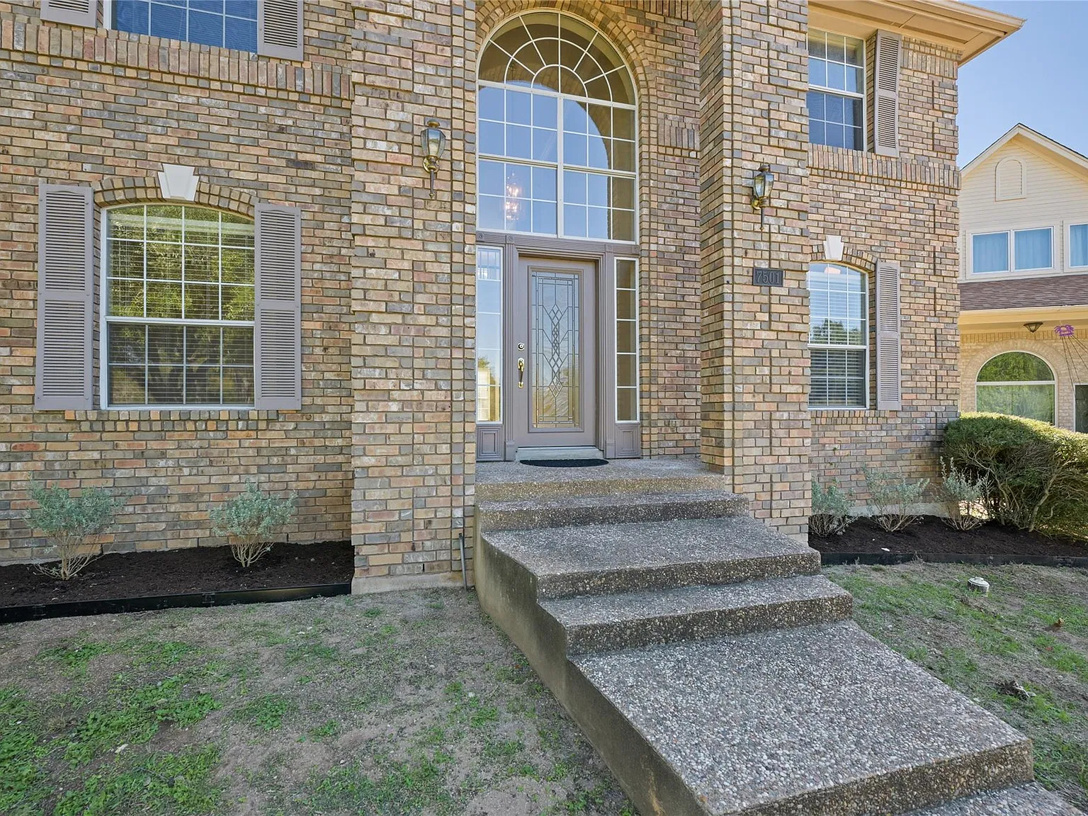 5 bed, 3.5 bath, 2861 sqft, $4,000 — Photo 2