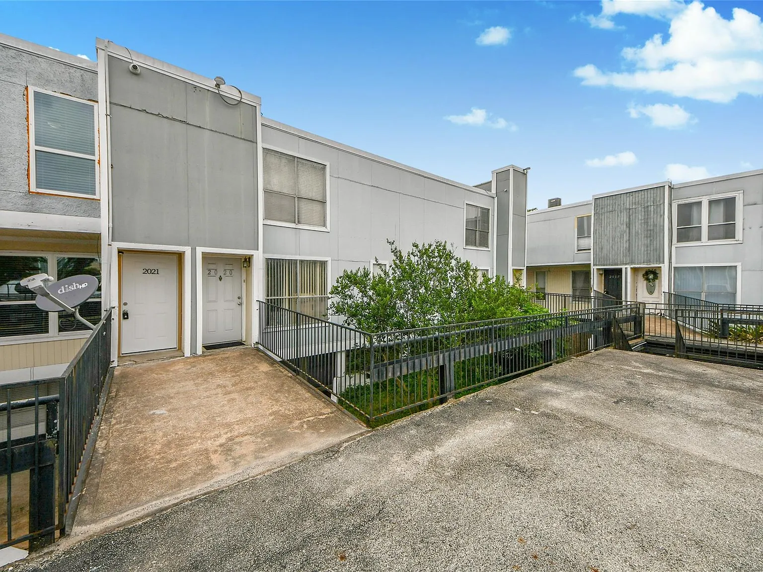 2 bed, 2.5 bath, 1490 sqft, $1,800 — Photo 3
