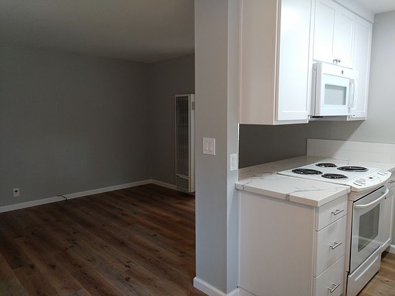 4th image of 263 Waverly St #3
