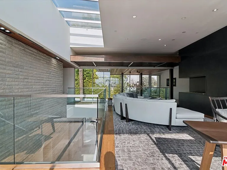 1232 Sunset Plaza Dr — Photo 24