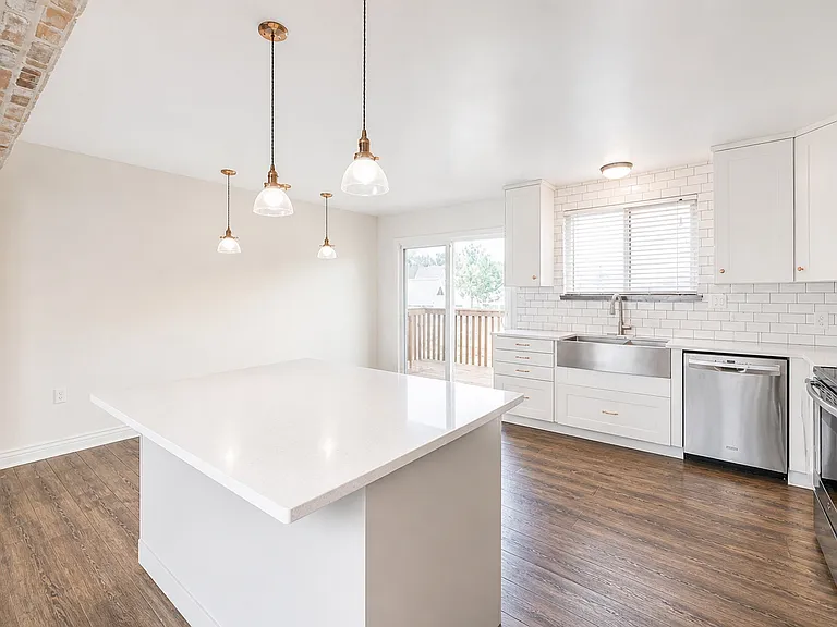 879 S 1635 W — Photo 3