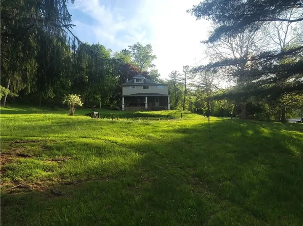 305 Ewing Rd, Coraopolis, PA 15108