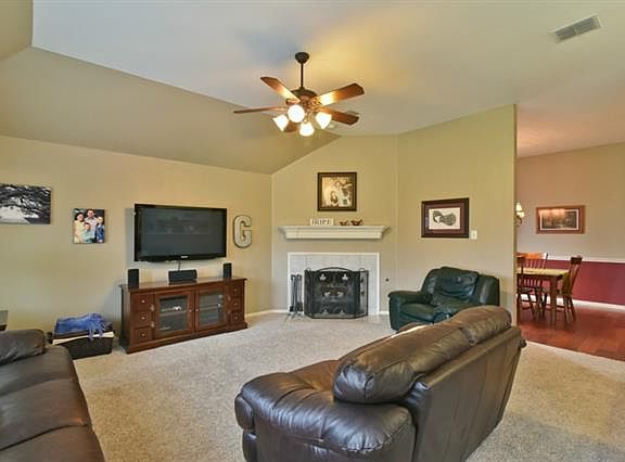 3rd image of 208 Millington Trl