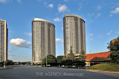 135 Village Green Sq Photo 1