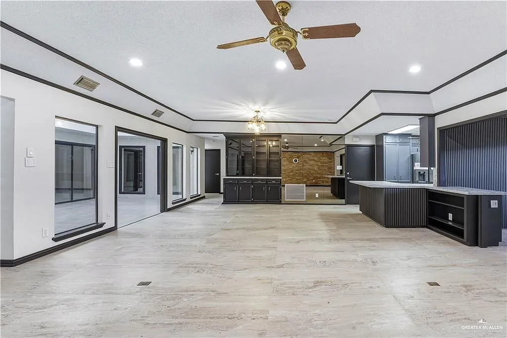 3 bed, 3.0 bath, 2570 sqft, $2,300 — Photo 4