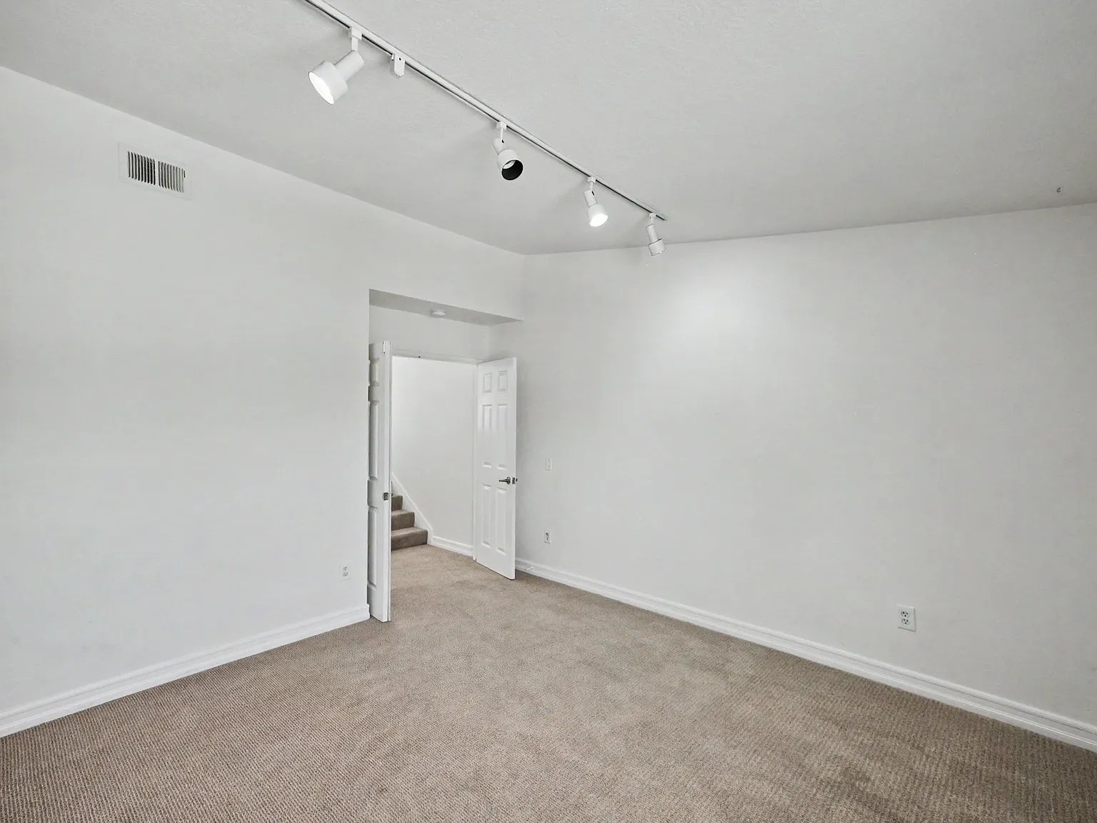 3 bed, 1726 sqft, $4,800 — Photo 3
