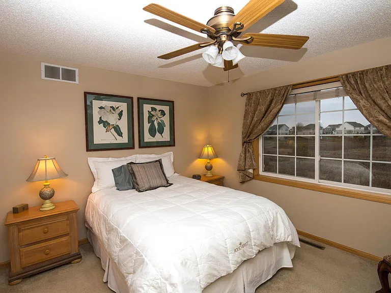 Master Suite w/ Private Bath/Walk In Closet
