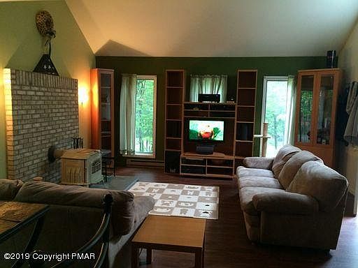 3rd image of 140 Clubhouse Dr