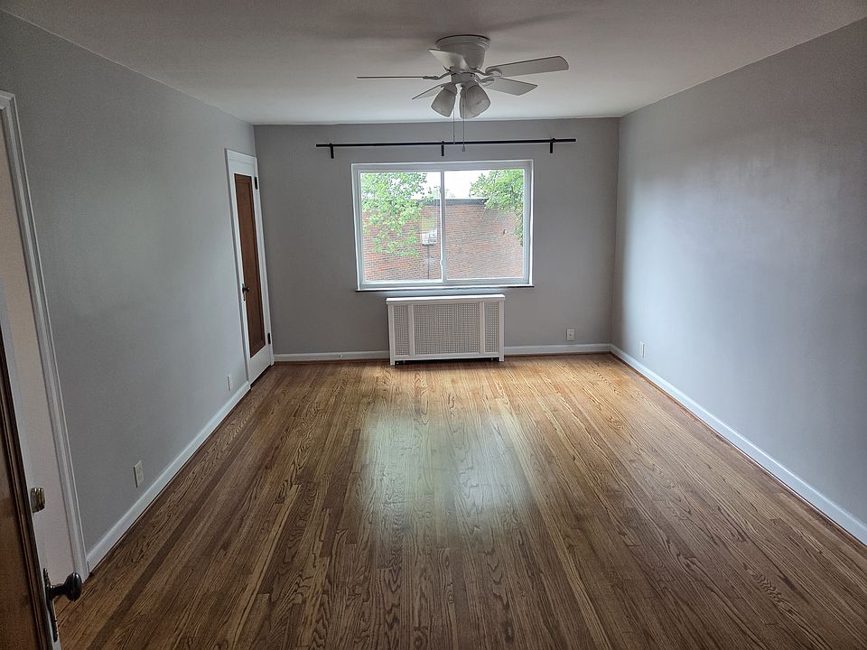 Living room - View from Front door
