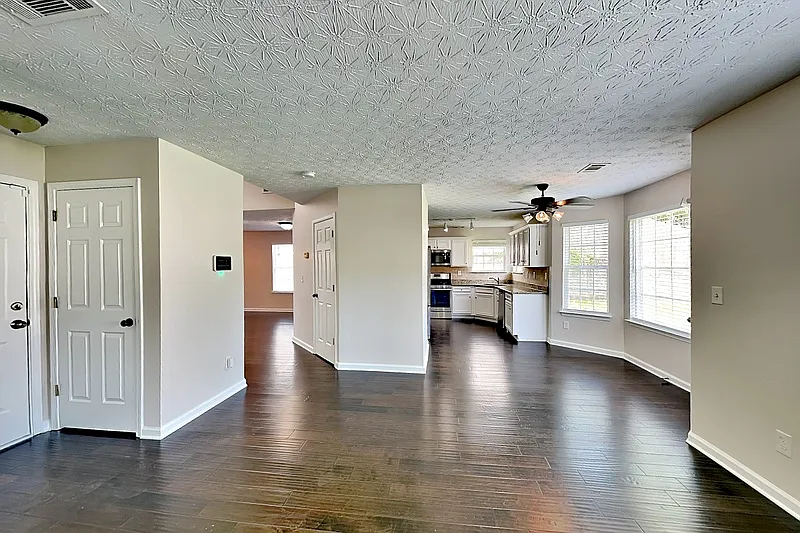 4 bed, 2.5 bath, 2082 sqft, $2,000 — Photo 3
