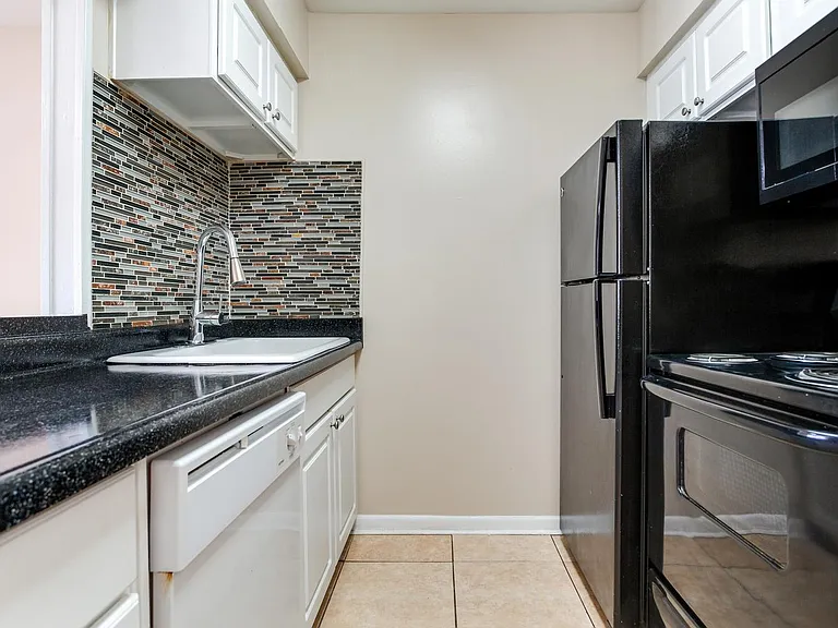 Chateau Apartments — Photo 44