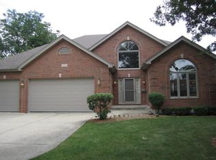 563 S Hillside Ave, Elmhurst, IL 60126
