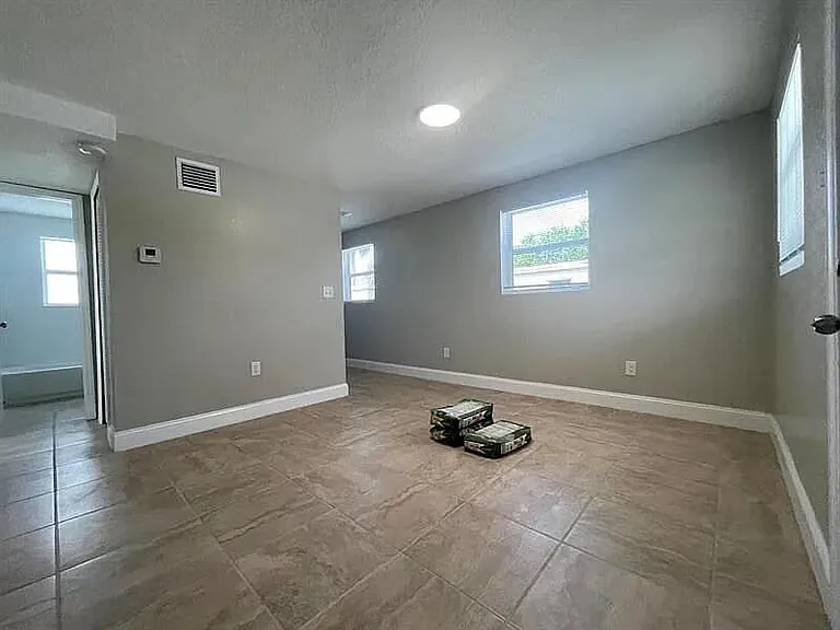 2505 Avenue L — Photo 4