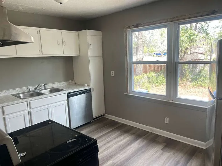 1514 Murchison Rd — Photo 3