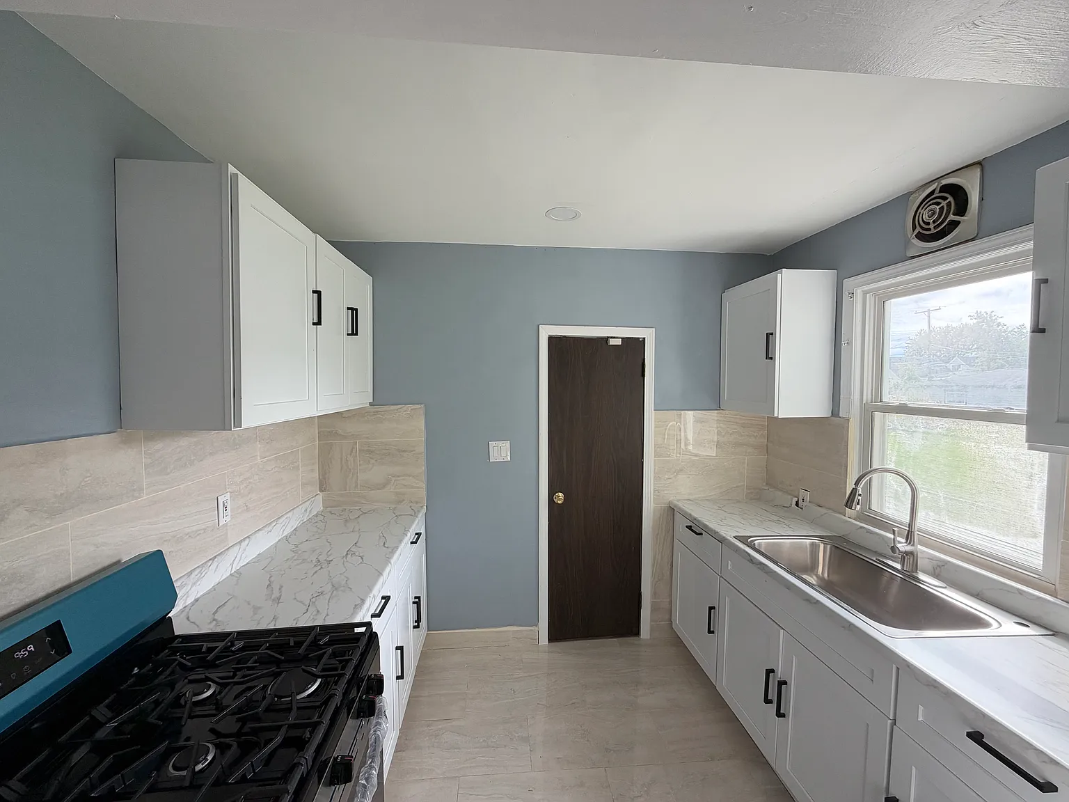 3 bed, 900 sqft, $1,700 — Photo 3
